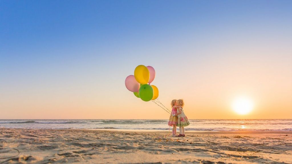 beach_hugs_children_balloons_people_hd-wallpaper-1776811